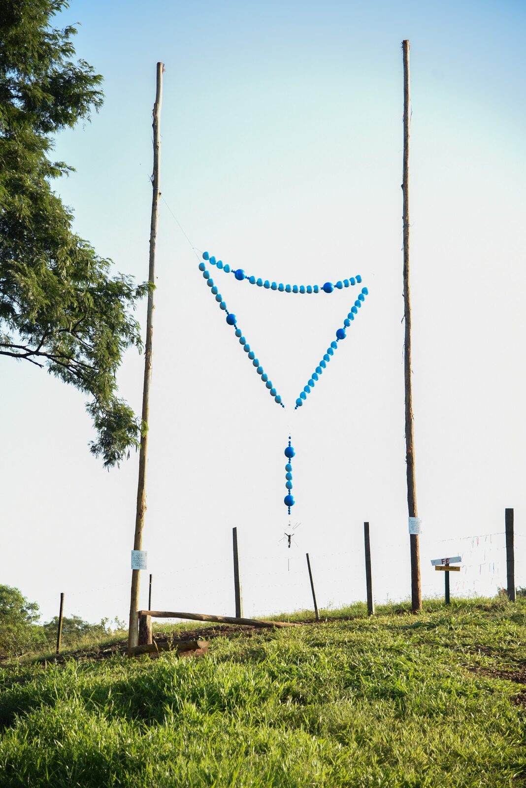 Famílias caminhando juntas de mãos dadas na estrada